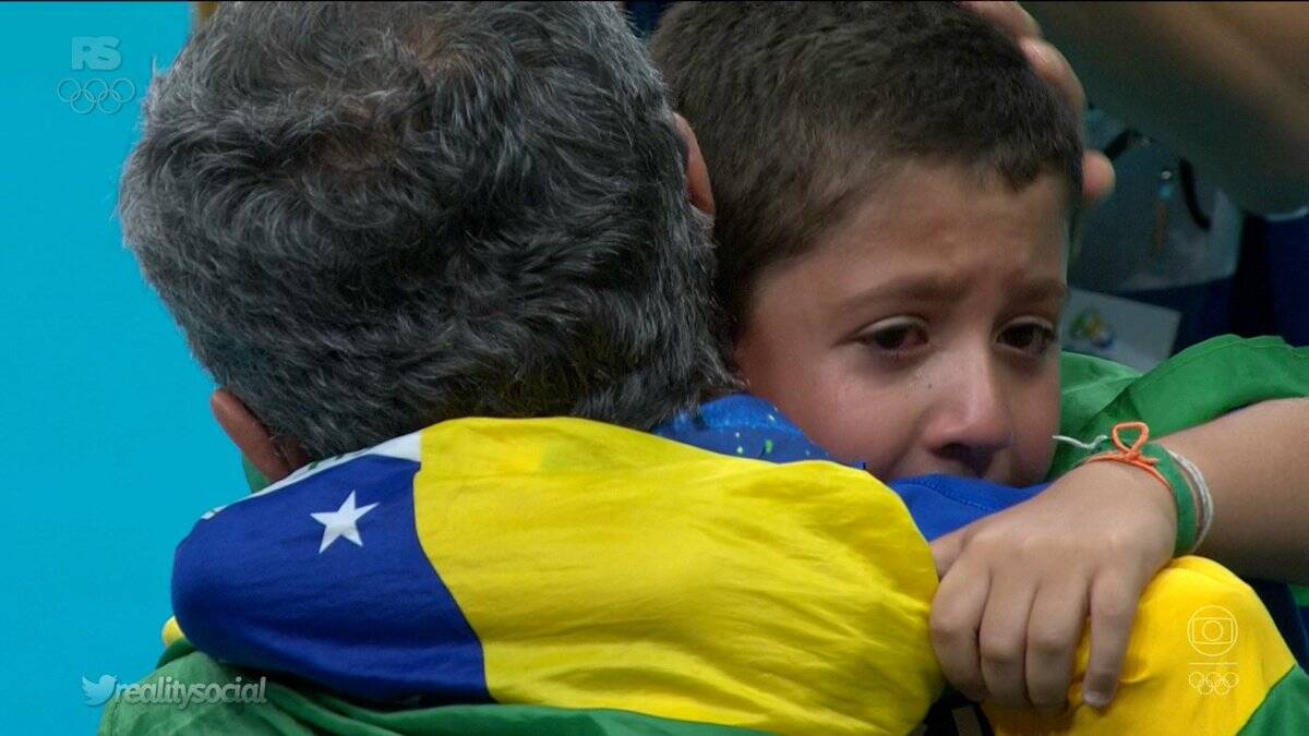 Felipe chora e abraça o vô, Zé Roberto Guimarães, após a eliminação das brasileiras no vôlei. Foto: Reprodução Twitter