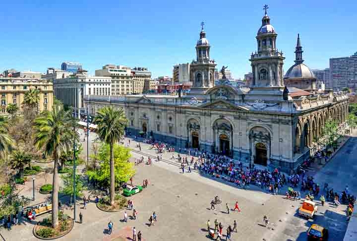 A belíssima Catedral Metropolitana de Santiago compõe a paisagem da própria Plaza de Armas. Após cinco reconstruções por causa de incêndios e terremotos, o local é um convite à admiração da arte sacra e à meditação. Reprodução: Flipar