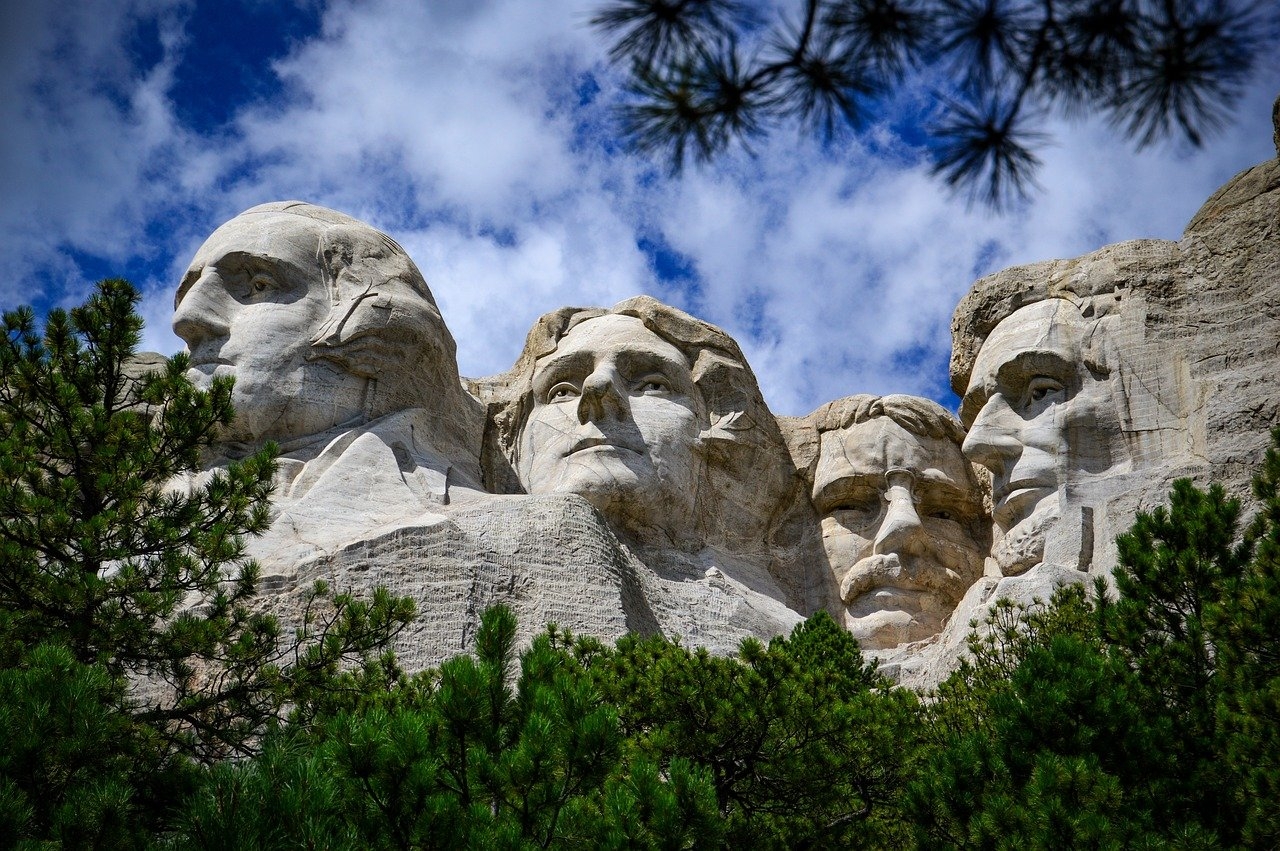 No Monte Rushmore, ponto turístico icônico do país, estão esculpidas as faces de quatro presidentes dos Estados Unidos. 
 Reprodução: Flipar
