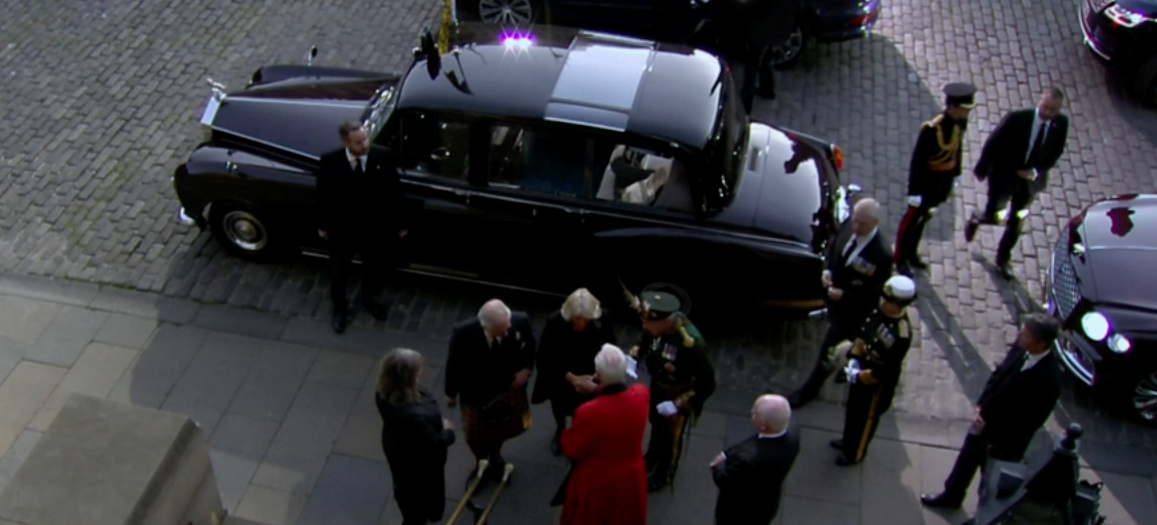 Rei Charles III chegando à catedral. Foto: Reprodução / BBC - 12.09.2022