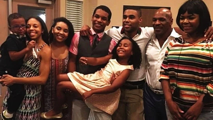 Mike Tyson - O ex-pugilista americano, considerado um dos maiores da história, tem 6 filhos. É famoso também por excentricidades, como fumar veneno de sapo, esconder fãs no vestiário para se relacionar antes das lutas e morder a orelha do rival Evander Holyfield.  Reprodução: Flipar