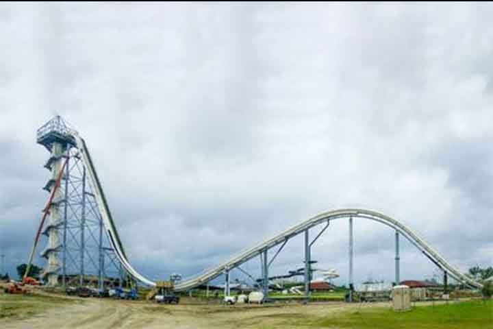 Após a inauguração em julho de 2014, o Verruckt se tornou o maior toboágua do mundo. Esta inclinação permite apenas jangadas de 3 pessoas e pode chegar até 104,6 km/h  Reprodução: Flipar