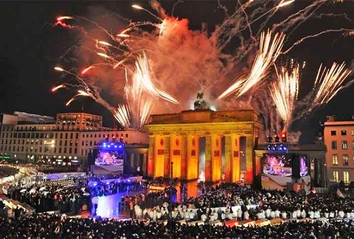 Berlim (Alemanha) - O Portão de Brandemburgo é palco de uma das maiores festas de rua, com shows e fogos. Esse monumento évum marco histórico e símbolo da reunificação alemã, situado onde ficava o Muro de Berlim.  Reprodução: Flipar