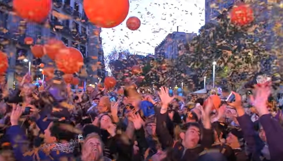 Entre as atrações do Carnaval de Barcelona está a Taronjada, quando confetes, serpentinas e adereços na cor laranja invadem as ruas para simbolizar as batalhas de laranjas dos tempos medievais.  Reprodução: Flipar