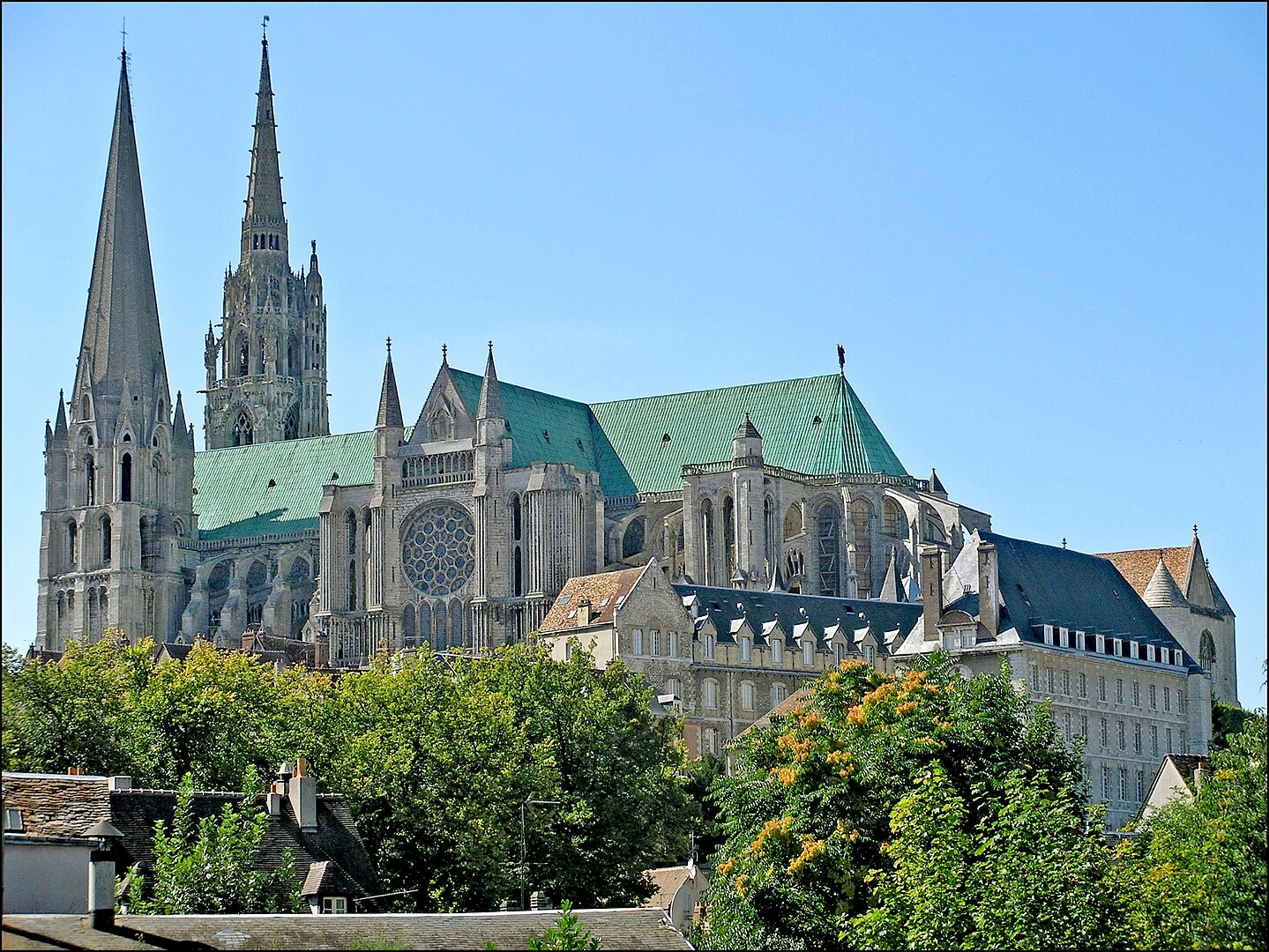  A Catedral de Chartres, em Chartres, na França, começou a ser construída em 1145, mas sofreu um incêndio e precisou ser reconstruída, obra que começou em 1194 Reprodução: Flipar
