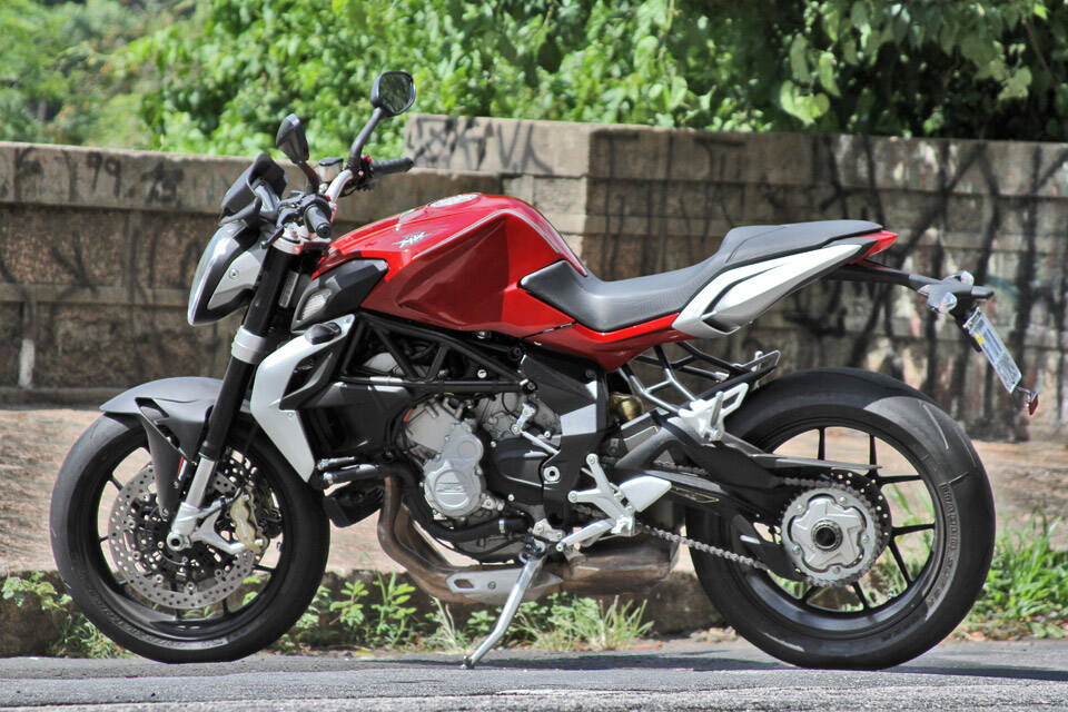 O design da naked tem muito de sua irmã mais maior, a Brutale 1090. Foto: Karina Simões