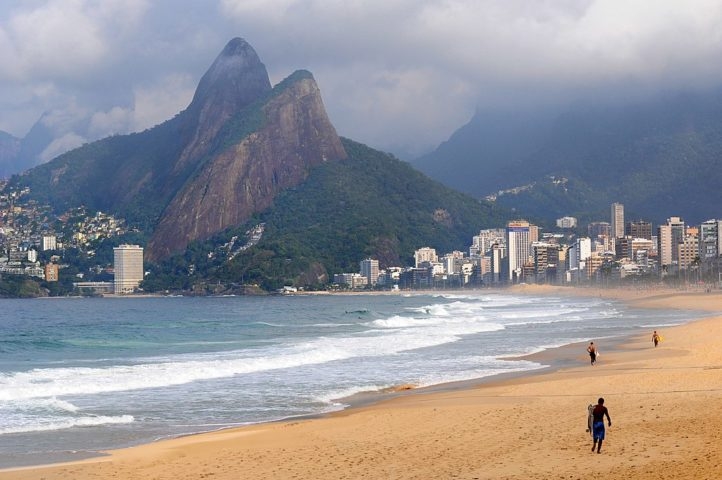 Um dos casos mais emblemáticos que já ocorreram no Brasil foi o de Rosemeri Moura da Costa, que foi presa em janeiro de 2000 após fazer topless em uma praia do Rio de Janeiro.
