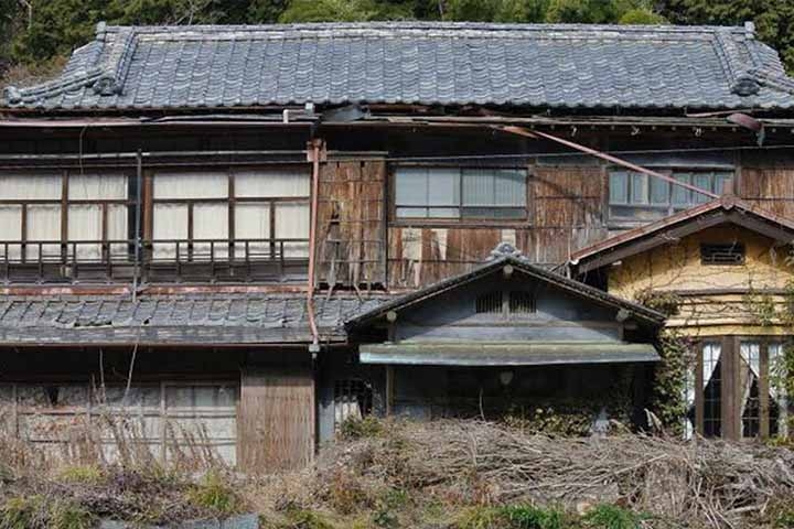 Uma consequência problemática do fato de haver tantas casas abandonadas é o aumento dos riscos à segurança em situações de desastres naturais.
 Reprodução: Flipar