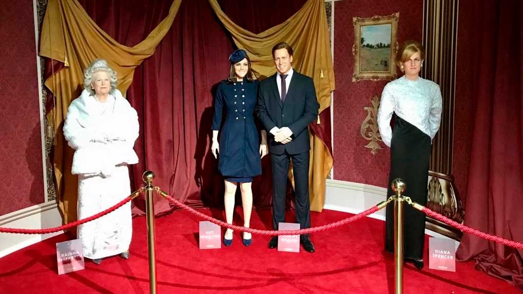 Rainha Elizabeth, Kate Middleton, Príncipe William e Diana Spencer no Dreamland Museu de Cera de Olímpia