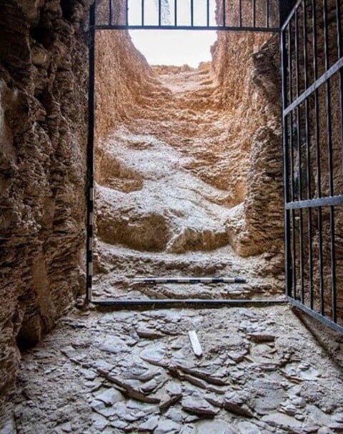 Trata-se do sepulcro de Tutmés II, datado de 3.500 anos. Ele foi descoberto em escavações arqueológicas que vinham sendo realizadas desde 2002. 
 Reprodução: Flipar