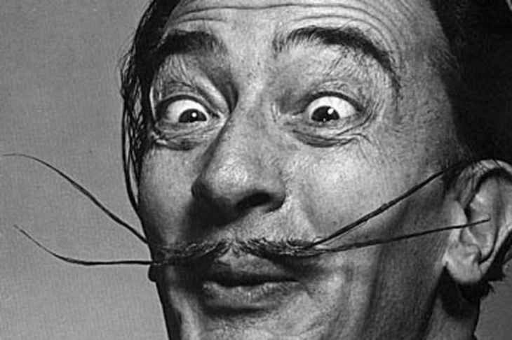 A Europa foi o lar de movimentos artísticos icônicos como o Renascimento, Barroco, e o Surrealismo, influenciando a arte mundial. Na foto, o artista plástico espanhol Salvador Dali, um dos maiores nomes do Surrealismo. 
 Reprodução: Flipar