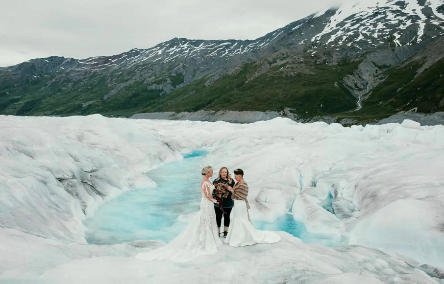 Brooke e Julia Westbrook se casaram no mês passado em uma geleira nos arredores de Palmer, no Alasca. Foto: Relic Photographic