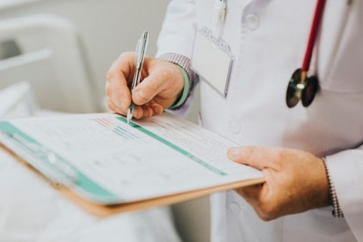 Além disso, o medicamento — de baixo custo e fácil acesso — é frequentemente prescrito de forma inadequada e usado por anos sem acompanhamento, especialmente entre idosos. Reprodução: Flipar