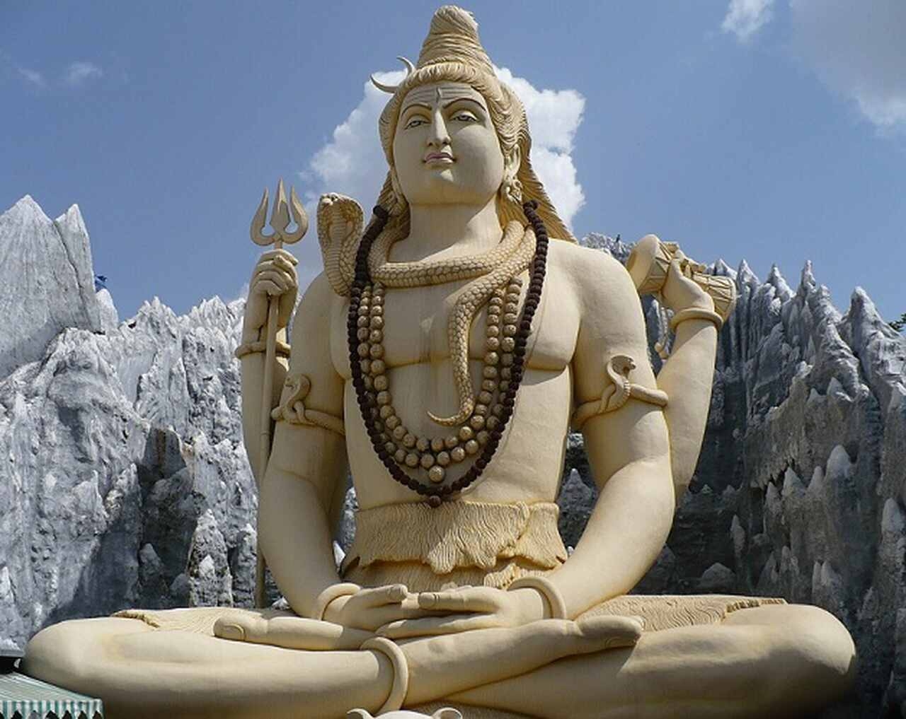 Esse aspecto destrutivo, no entanto, não é negativo. Em vez de ser um simples agente de aniquilação, Shiva representa a transformação essencial para a renovação do universo, sendo visto como a força que dissolve o velho para permitir o surgimento do novo. Reprodução: Flipar