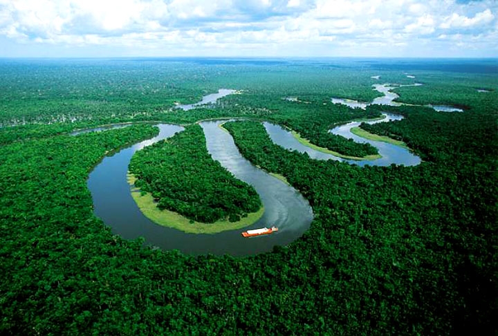 1º - Rio Amazonas – Maior curso de água do território brasileiro e segundo do mundo, com 6.937 km de comprimento. Sua nascente está situada na parte peruana da Cordilheira dos Andes e o rio desemboca no Oceano Atlântico.  Reprodução: Flipar