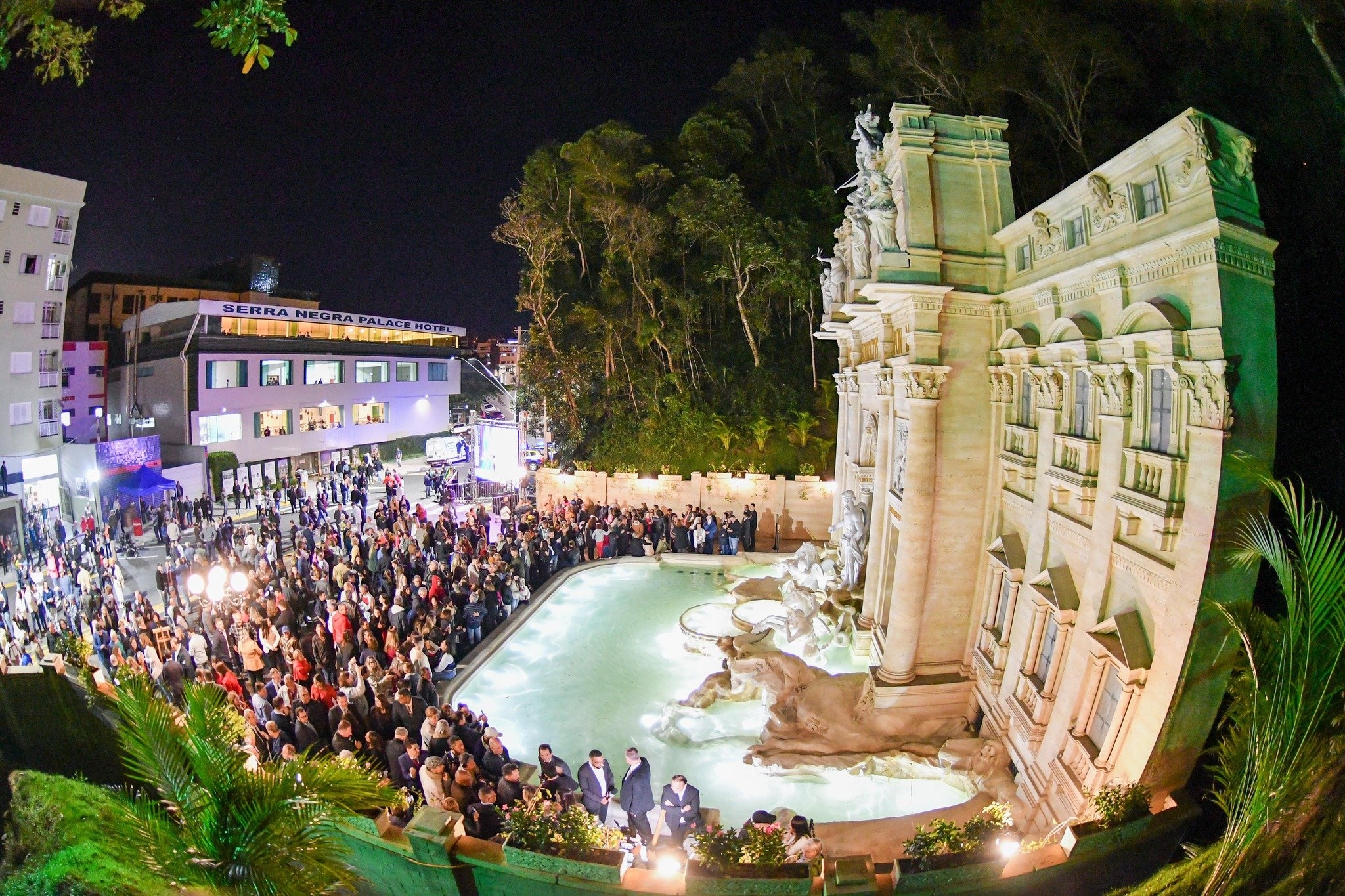 Em maio de 2023, a cidade de Serra Negra, no interior de São Paulo, inaugurou uma réplica da Fontana di Trevi. A localidade tem forte presença de descendentes de italianos e a obra é uma homenagem a esse fato. 

 Reprodução: Flipar