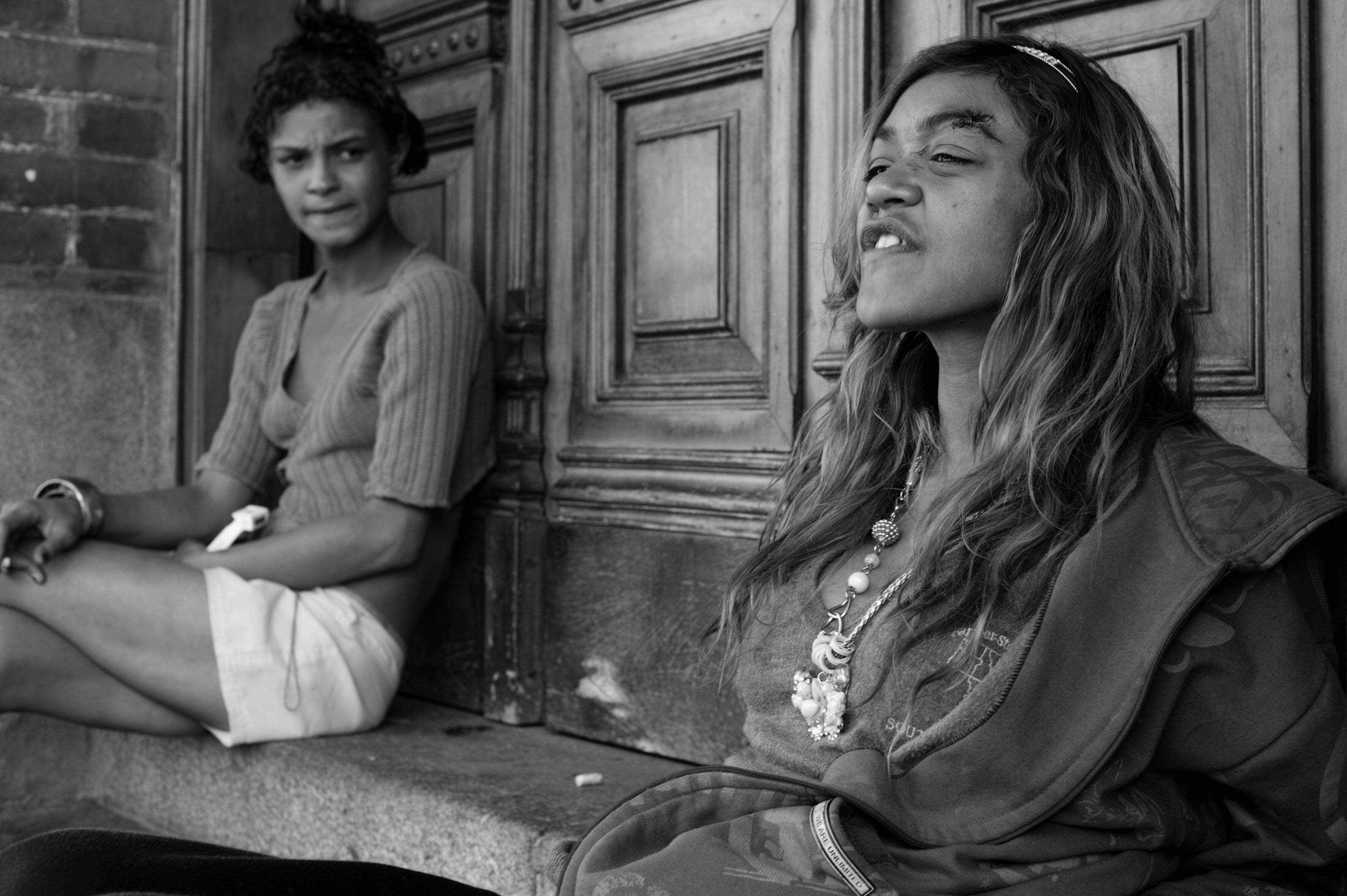 Usuárias Danielle e Sabrina, ambas com 19 anos. Algumas meninas usam a prostituição para conseguir o crack. Foto: Alessio Ortu/Simulacrum Praecipitii