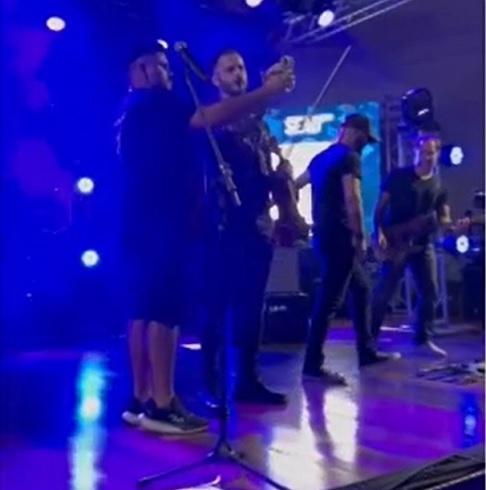 Enquanto se apresentava, o músico recebeu uma ligação de vídeo da própria mãe e parou tudo para poder atendê-la. Reprodução: Flipar