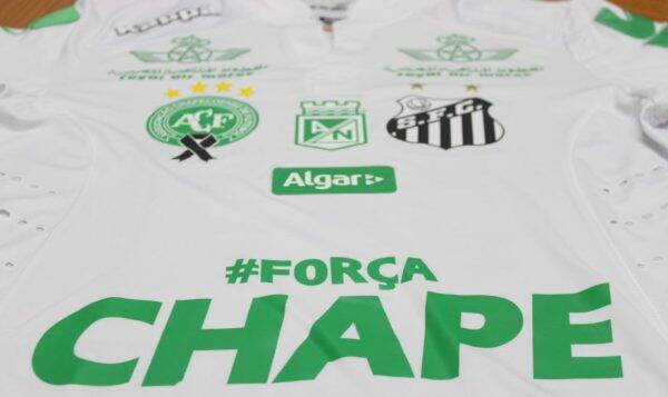 Santos homenageia, além da Chape, o Atlético Nacional em sua camisa. Foto: Reprodução