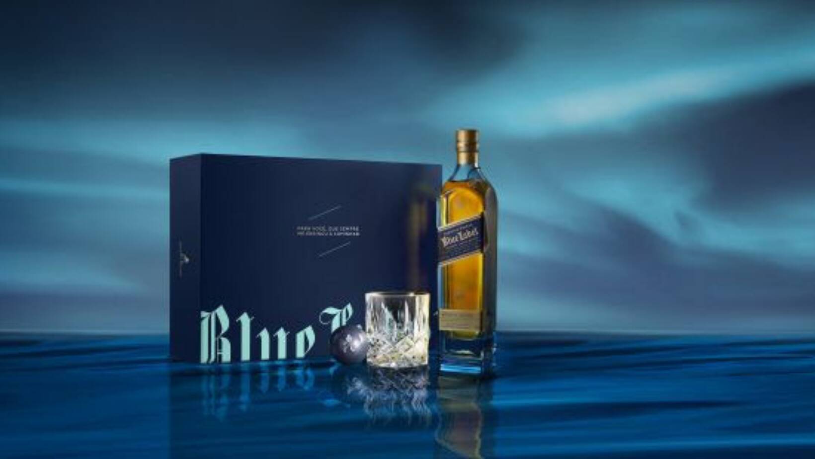 Jhonnie Walker Blue Label edição comemorativa. Acompanha copo de cristal e uma pedra de mármore personalizável (substitui o gelo e contribui para manter a bebida na temperatura ideal). R$ 1.150. Foto: Divulgação