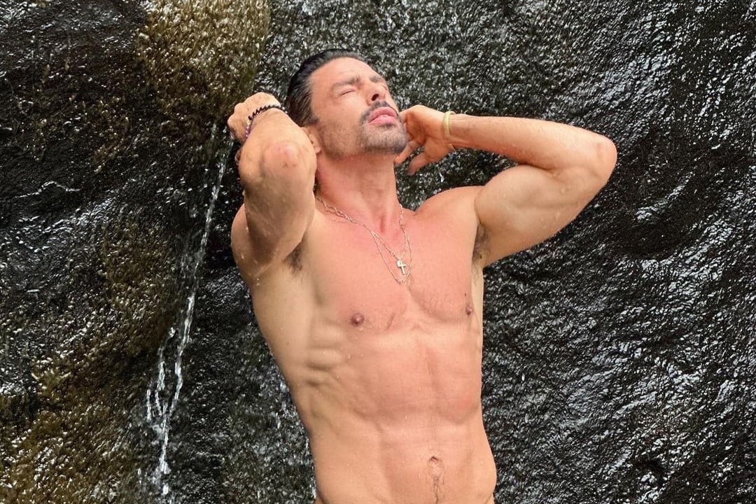 O ator levou seus seguidores à loucura após publicar fotos em uma cachoeira