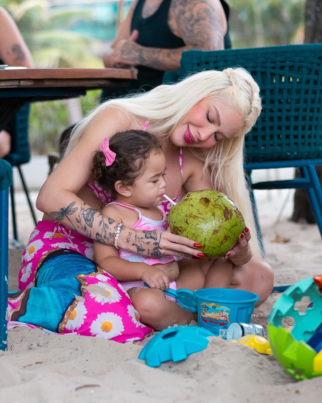 Karoline Lima combina look 'barbiecore' com a filha em praia do Rio de Janeiro Reprodução/Instagram - 13.03.2024