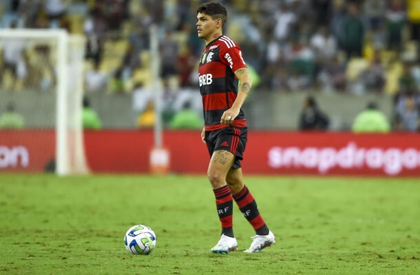 AYRTON LUCAS  - Diferentemente das últimas partidas, apareceu muito no apoio, quase como um ponta. Sofreu uma falta perto da área em que o juiz primeiramente deu pênalti, mas depois voltou atrás marcando apenas falta -  NOTA 6,5 - Foto: Marcelo Cortes/Flamengo