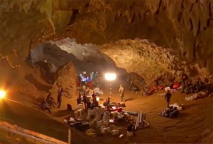 Como destacado, ele ficou famoso em 2018, quando ficou cerca de duas semanas preso em uma caverna tailandesa, a Thuam Lamg (foto), na província de Chiang Rai, no Norte da Tailândia. A caverna estava inundada por conta de fortes chuvas. 