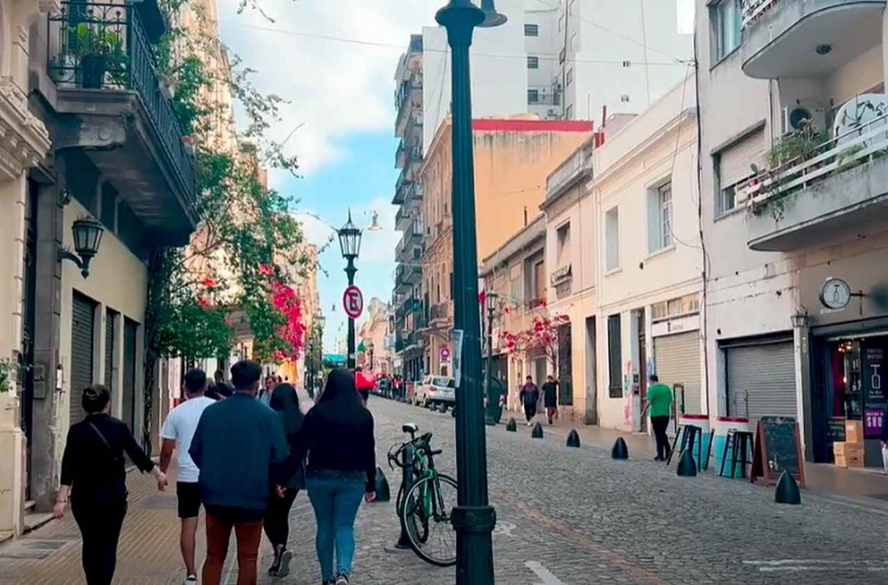 San Telmo - Um dos bairros mais antigos de Buenos Aires, San Telmo é conhecido por suas ruas de paralelepípedos, mercados de antiguidades e forte tradição de tango. Sua história remonta ao século XVII. Reprodução: Flipar