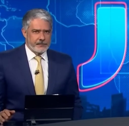 Desde então, ele se tornou o rosto do programa, sendo o apresentador mais longevo da história do telejornal. Mas já se tornou habitual o rumor sobre sua saída da bancada do JN, o que é negado constantemente pelo jornalista. Especula-se que até 2026, Bonner irá se aposentar, abrindo espaço para outro (a) apresentador (a). Reprodução: Flipar