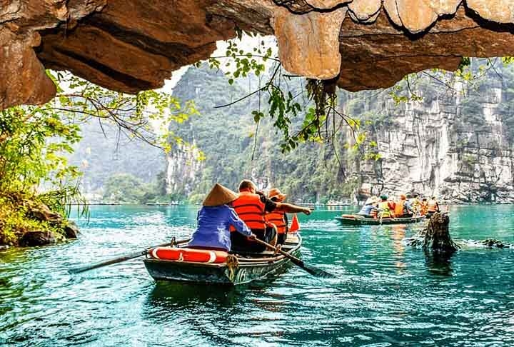 Baía de Halong, Vietnã – Conhecida pelas espetaculares formações rochosas esculpidas pela natureza, oferece cruzeiros de barco entre ilhas e cavernas. Suas águas verdes e paisagens imponentes atraem turistas em busca de tranquilidade. Um destino de beleza natural incomparável Reprodução: Flipar