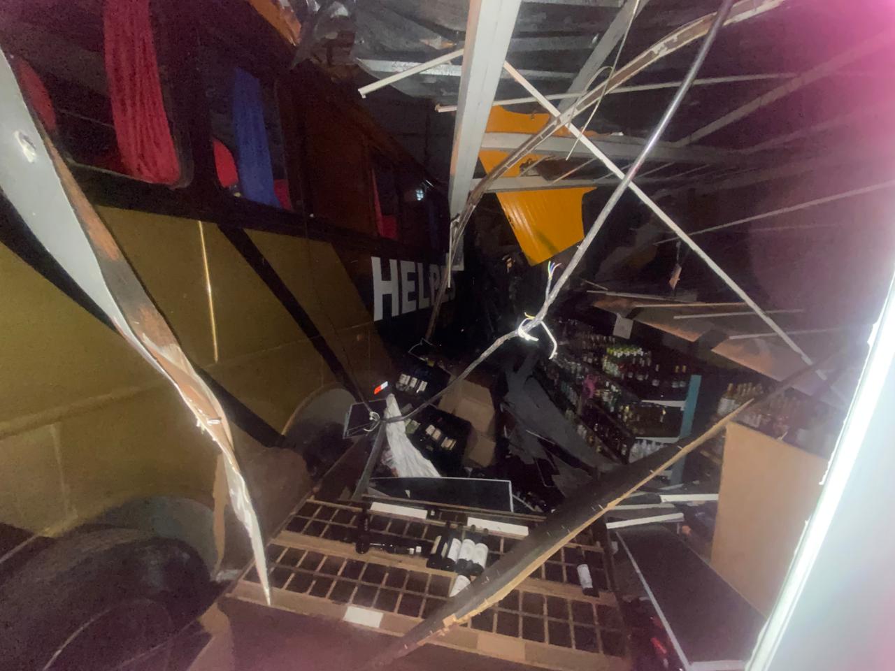 Ônibus invade mercado e deixa 14 feridos em Juiz de Fora (MG). Foto: Daniel Leite Andrade