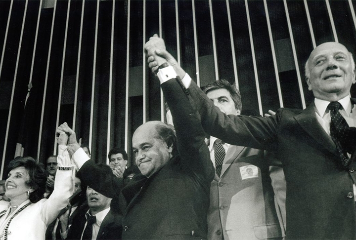 Em 15 de janeiro de 1985, Tancredo Neves foi eleito Presidente da República,na última eleição indireta do Brasil sob a ditadura militar. Com 480 votos e 72% dos votos, ele competiu pelo PMDB e derrotou o paulista Paulo Maluf, do PDS. 