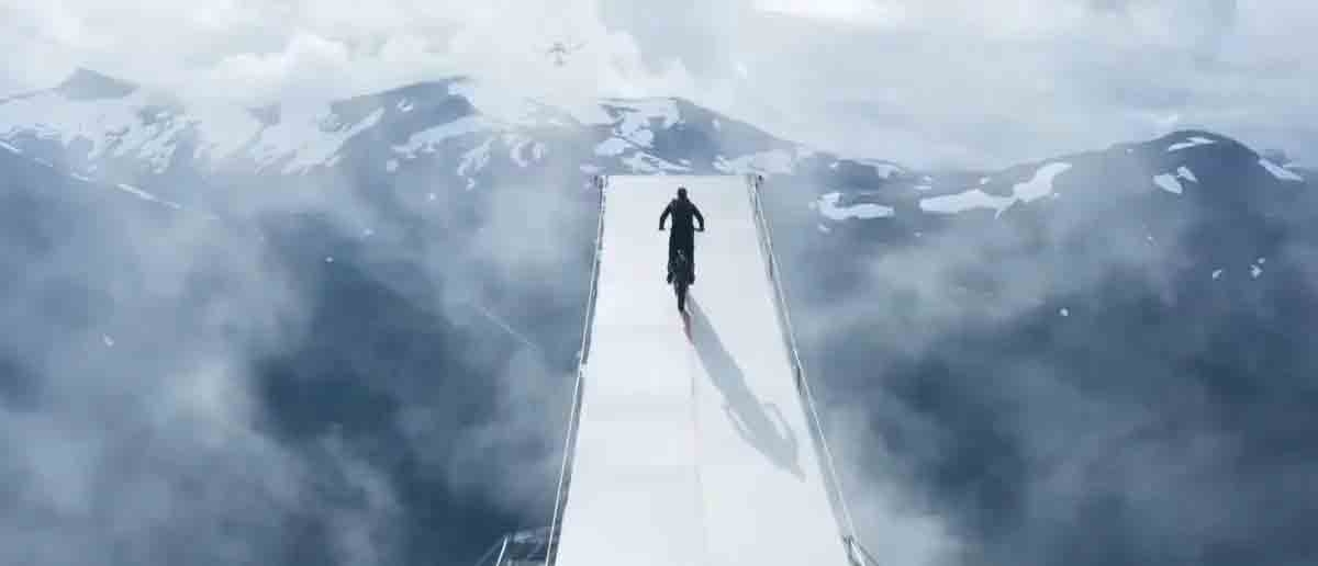 A equipe de filmagem preparou uma rampa a 1.200  metros de altitude em região montanhosa da Noruega. De lá, o ator precisaria saltar do penhasco com uma moto.