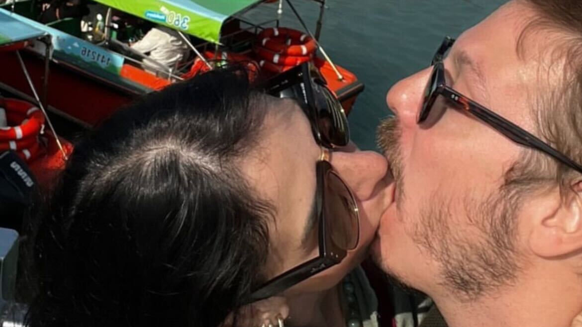 Fabio Porchat e a namorada, Priscila Castello, se beijam Reprodução Instagram - 1.3.2024