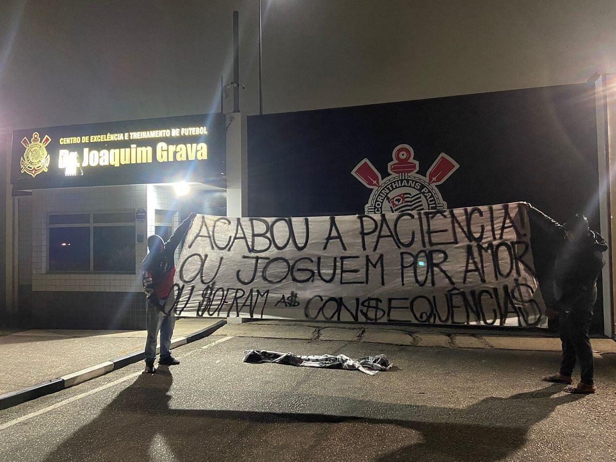Torcedores protestaram no PSJ e no CT do Corinthians Reprodução