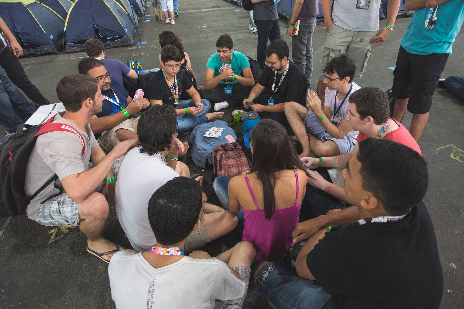 Campuseiros jogavam cartas na fila para entrar na Campus Party no dia 26 de janeiro. Foto: Pedro Fernandes/Divulgação