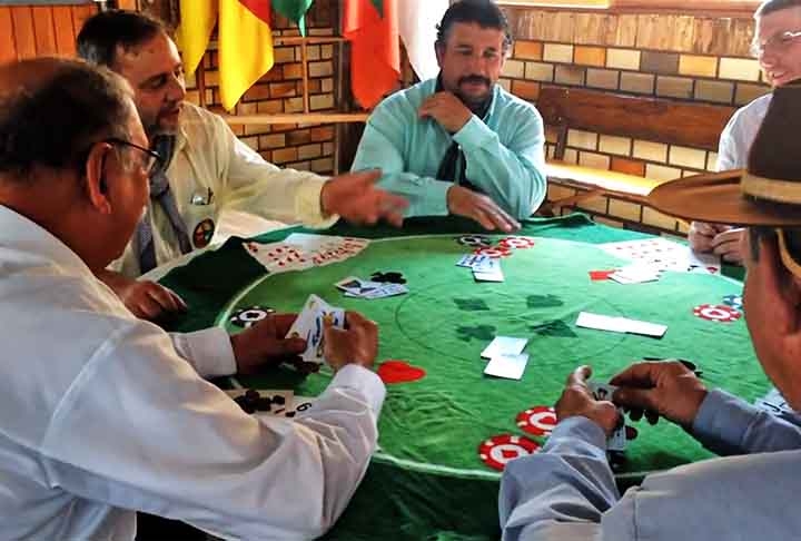 Truco – Jogo de cartas popular no Brasil e América Latina, conhecido por suas apostas e blefes.
 Reprodução: Flipar