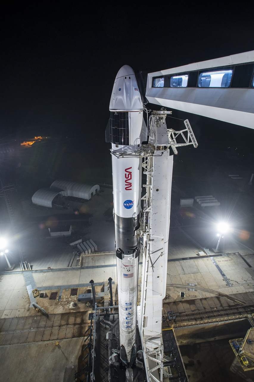 Os dois primeiros veículos de lançamento da empresa foram os foguetes Falcon 1 (primeiro a colocar um satélite na órbita da Terra), Falcon 9 (foto acima) e a nave espacial, Dragon (todos nomes inspirados em filmes de fantasia amados por Musk). Reprodução: Flipar