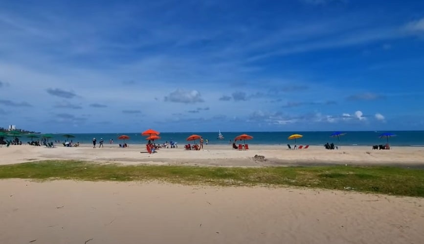 A orla de Maceió, composta pelas praias de Pajuçara, Ponta Verde e Cruz das Almas, é considerada uma das mais bonitas do mundo, oferecendo paisagens de tirar o fôlego. Reprodução: Flipar