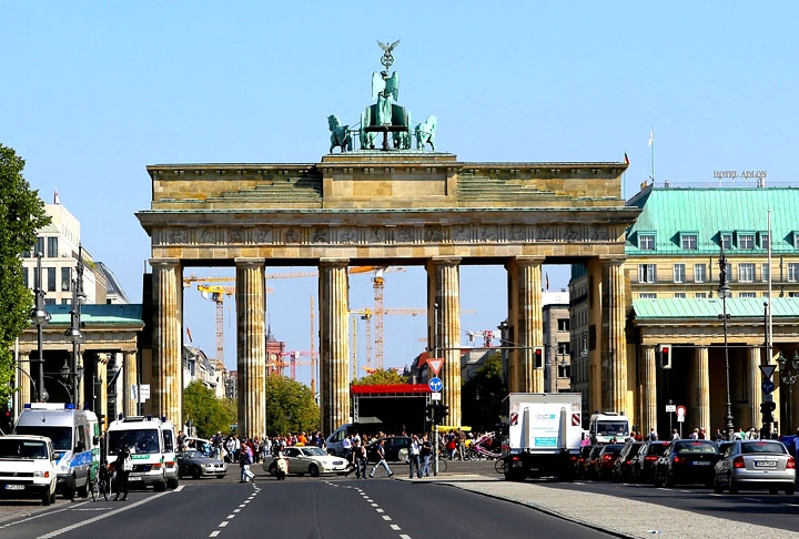 Portão de Brandenburgo - Berlim - Alemanha. Monumento neoclássico construído entre 1788 e 1791, o Portão de Brandenburgo tem 26 metros de altura e 65 de largura. Originalmente um símbolo de paz, tornou-se um ícone de reunificação da Alemanha após a queda do Muro de Berlim em 1989. É localizado na Pariser Platz. Reprodução: Flipar