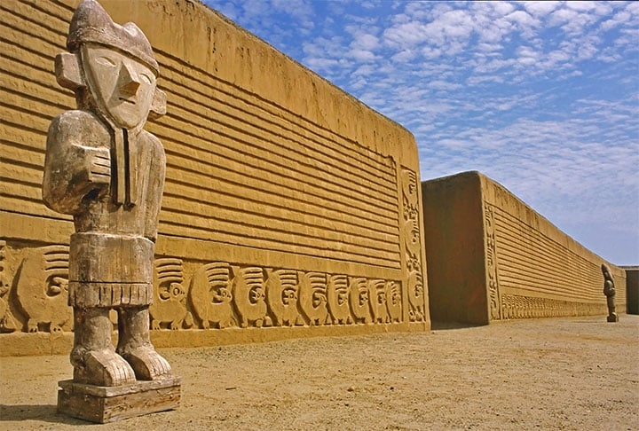 NIK AN - Na região desértica do norte do Peru, muralhas de barro protegem o palácio Nik An, na cidade de Chan Chan, que chegou a ter uma população de 60 mil habitantes e uma área de 20 km², 600 anos atrás. Essas estruturas cercavam diversas galerias, salas e pátios cerimoniais ao redor de uma extensa praça.  Reprodução: Flipar
