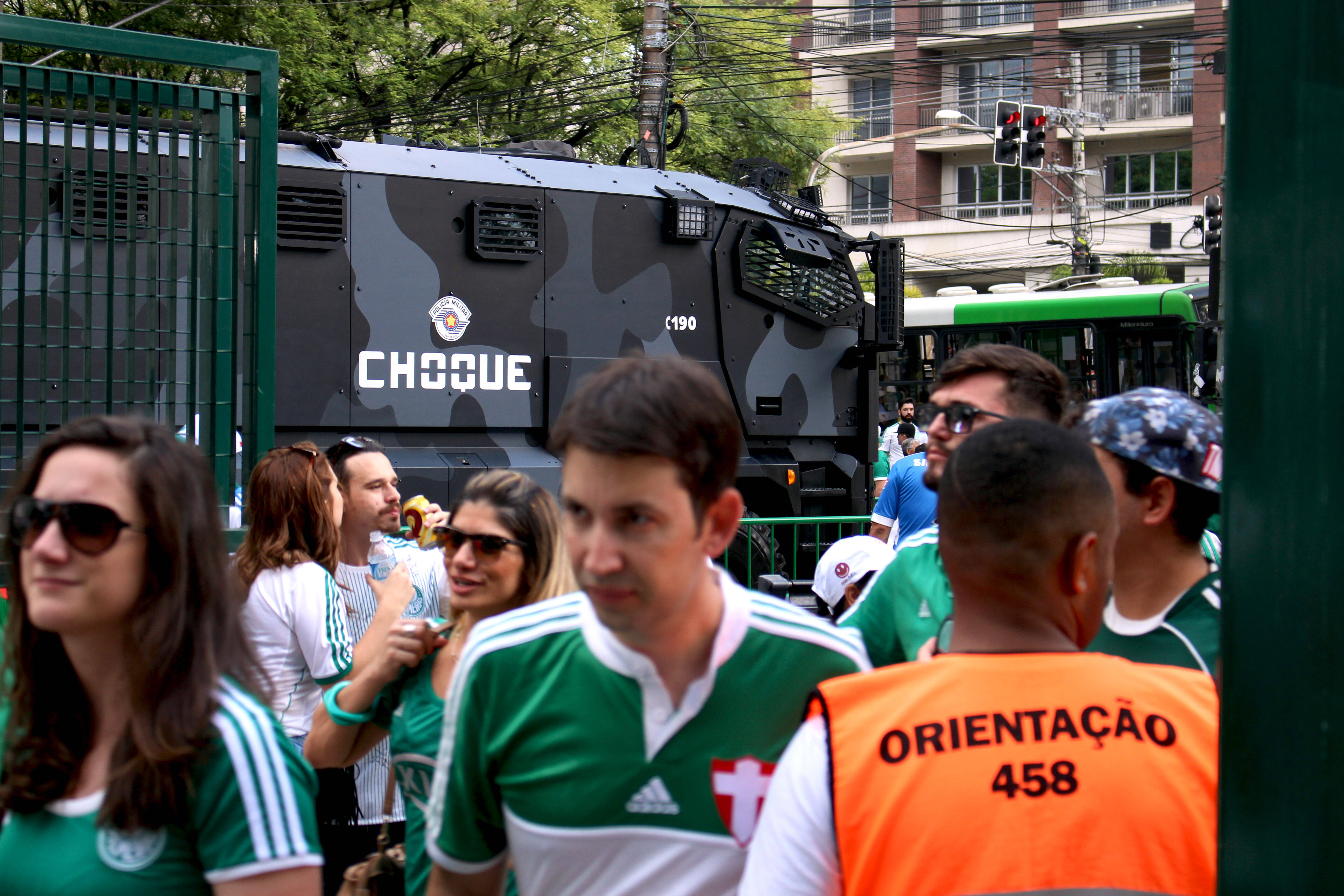 Veículos do Choque ficam no local até o final do evento e todos voltam juntos ao Batalhão. Foto: Aretha Martins