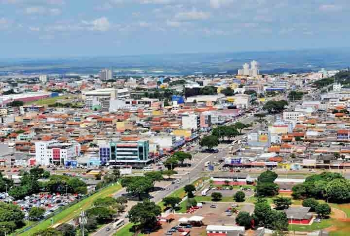 Ceilândia(1.100m)- É uma região administrativa do Distrito Federal, próxima à capital, Brasília. Tem cerca de 350 mil habitantes. Abriga o Parque Ecológico de Águas Claras, que oferece áreas verdes, trilhas e lagos. A economia é diversificada, com destaque para comércio e serviços. Abriga a maior favela do Brasil (superou a Rocinha, no RJ). Reprodução: Flipar