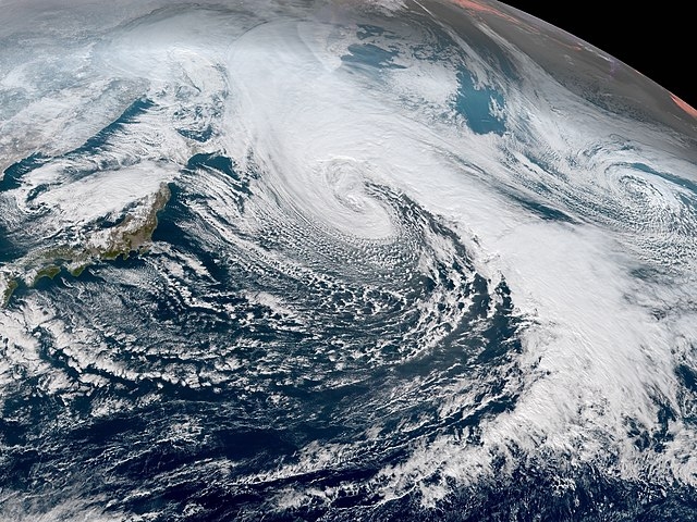 Os ciclones subtropicais se formam quando um ciclone extratropical se forma no oceano e converge com temperaturas mais quentes na superfície do mar. Reprodução: Flipar