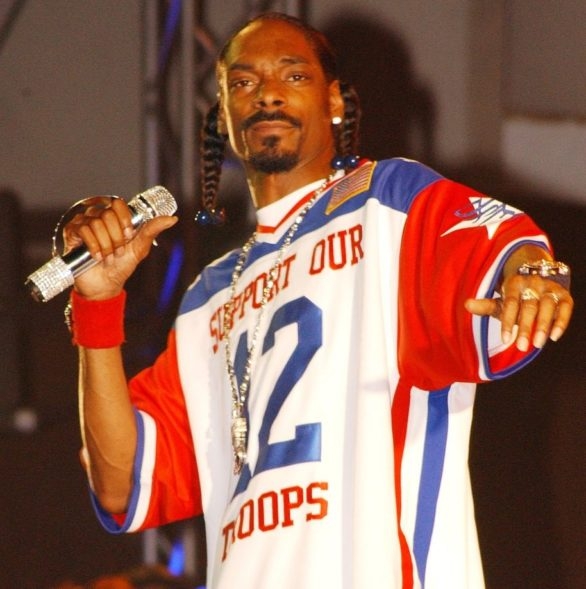 Snoop Dogg – Foi preso diversas vezes nos anos 1990, por posse de armas e drogas, e chegou a ser julgado por homicídio, embora por essa tenha sido inocentado. Reprodução: Flipar