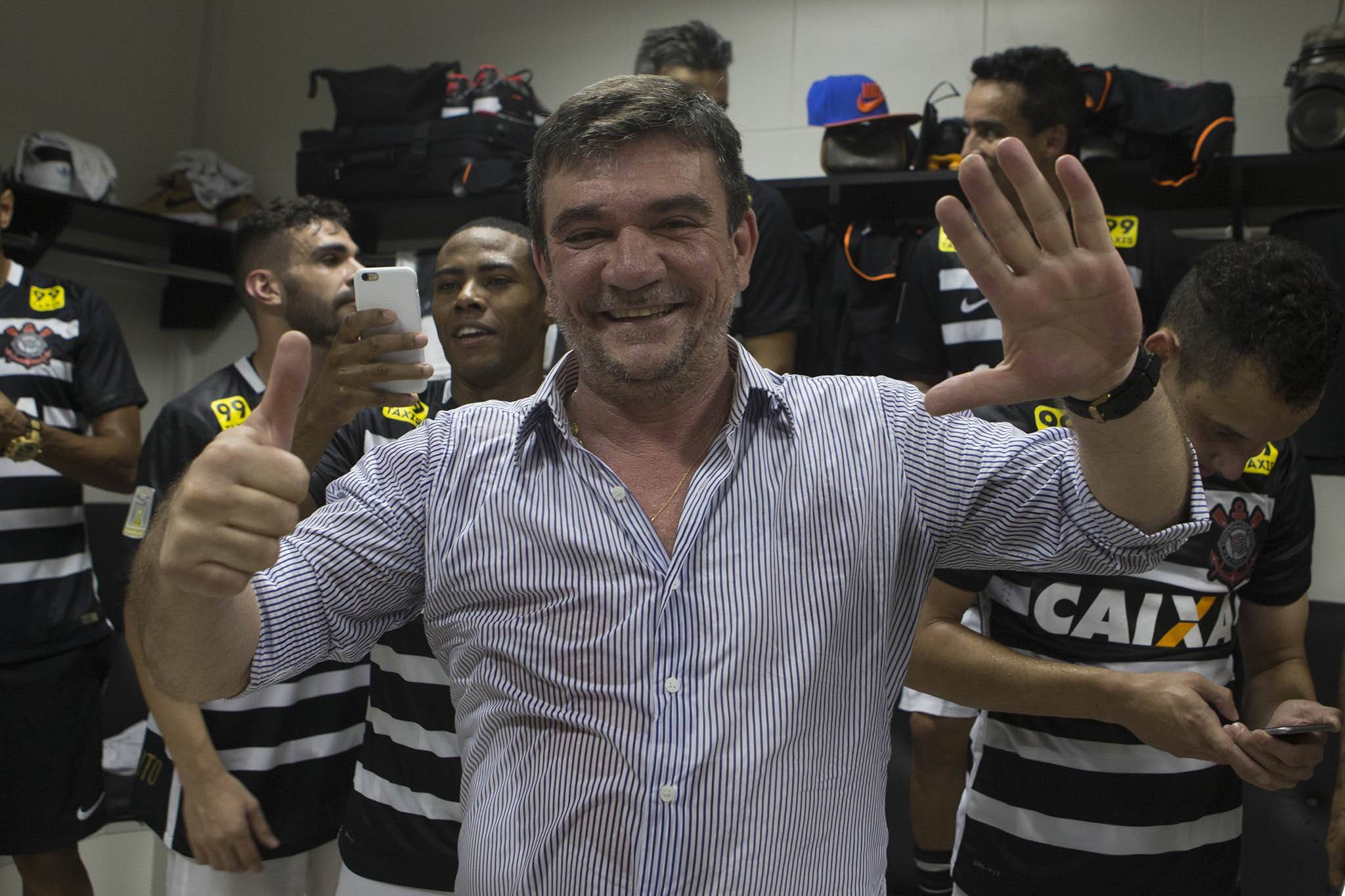 Andrés Sanchez, superintendente do Corinthians, festeja o hexa no vestiário Daniel Augusto Jr/Ag. Corinthians