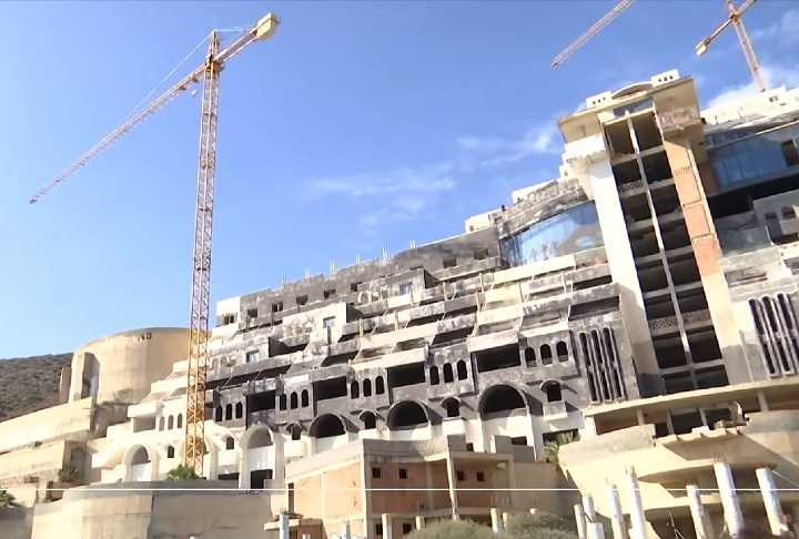 Chamado de El Algarrobico, o empreendimento foi construído em 2003 e paralisado em 2005 por violar leis ambientais. Reprodução: Flipar