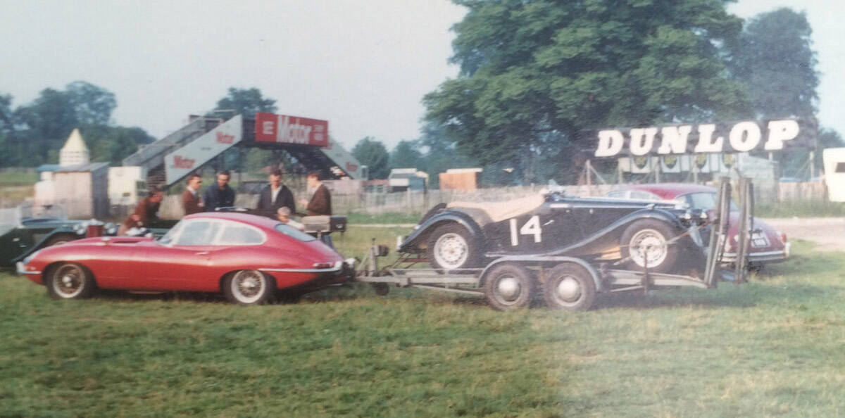 Jaguar E-Type que pertenceu a Ivor Arbiter, criador do logo dos Beatles.. Foto: Reprodução/Coys Auctions