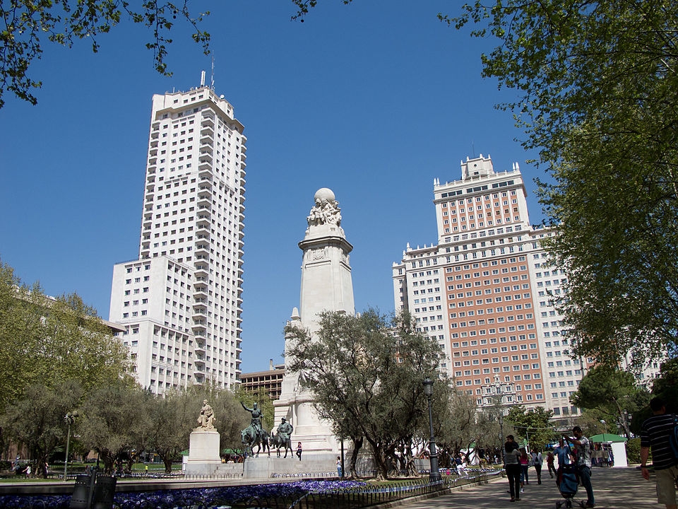 Inclusive a capital, Madrid, tem a sua  Plaza de España, no Centro da cidade. É da praça que sai a principal rua da cidade, a Gran Via. E nessa área ficam duas importantes construções: o Edifício España e a Torre de Madrid.  Reprodução: Flipar